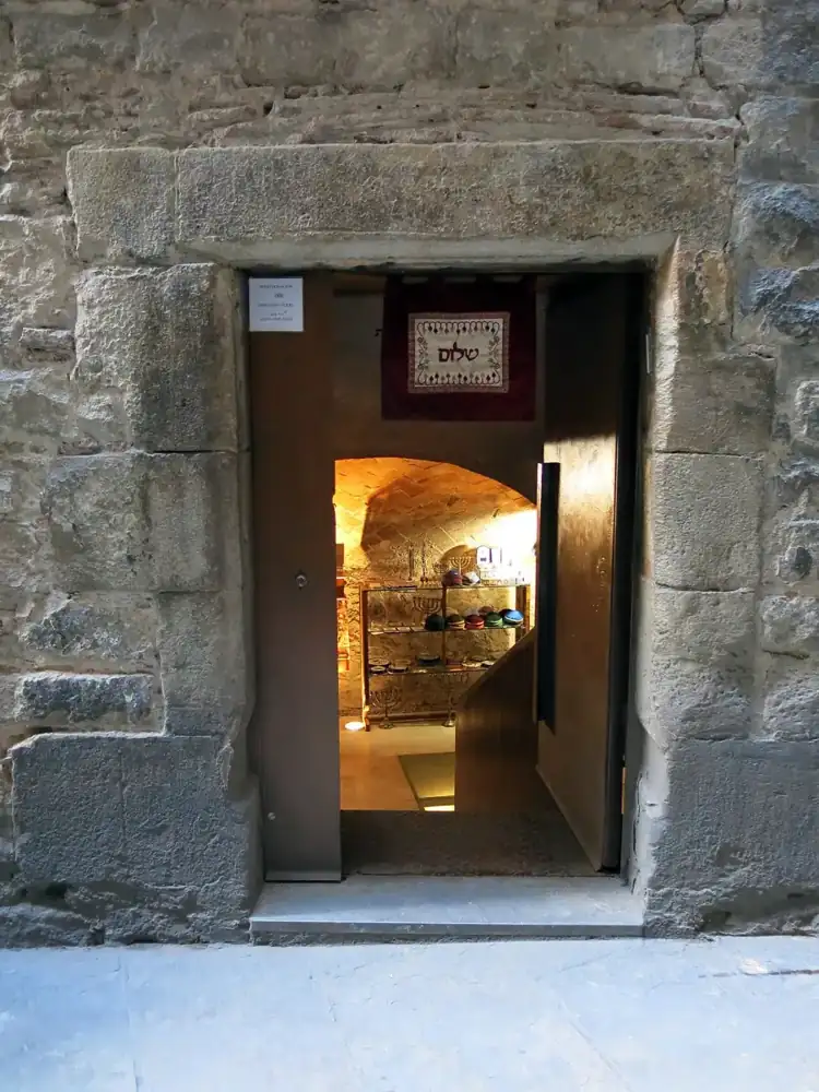 The entrance to the Sinagoga Major on Carrer de Marlet