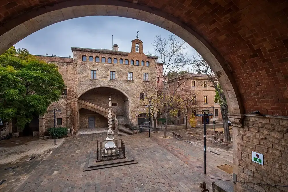 The Gothic courtyard of the Antic Hospital de la Santa Creu