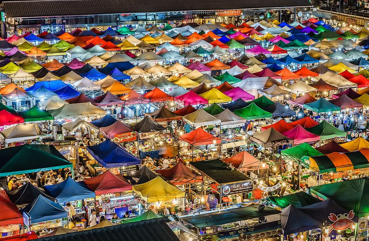 Разноцветные палатки ночного рынка Train Night Market Ratchada сверху
