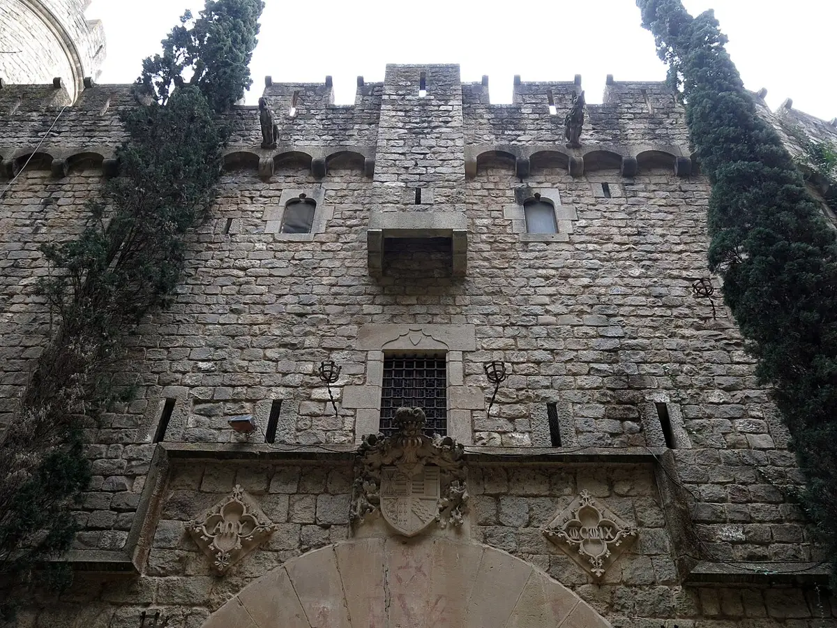Южный фасад Castell de Santa Florentina в Canet de Mar