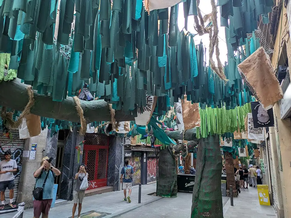 Украшенная улица на Festa Major de Gràcia