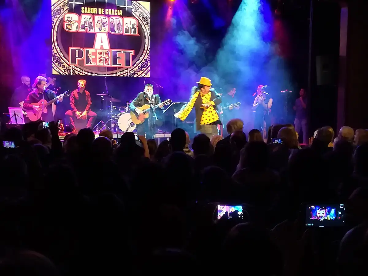 A concert on stage at Luz de Gas