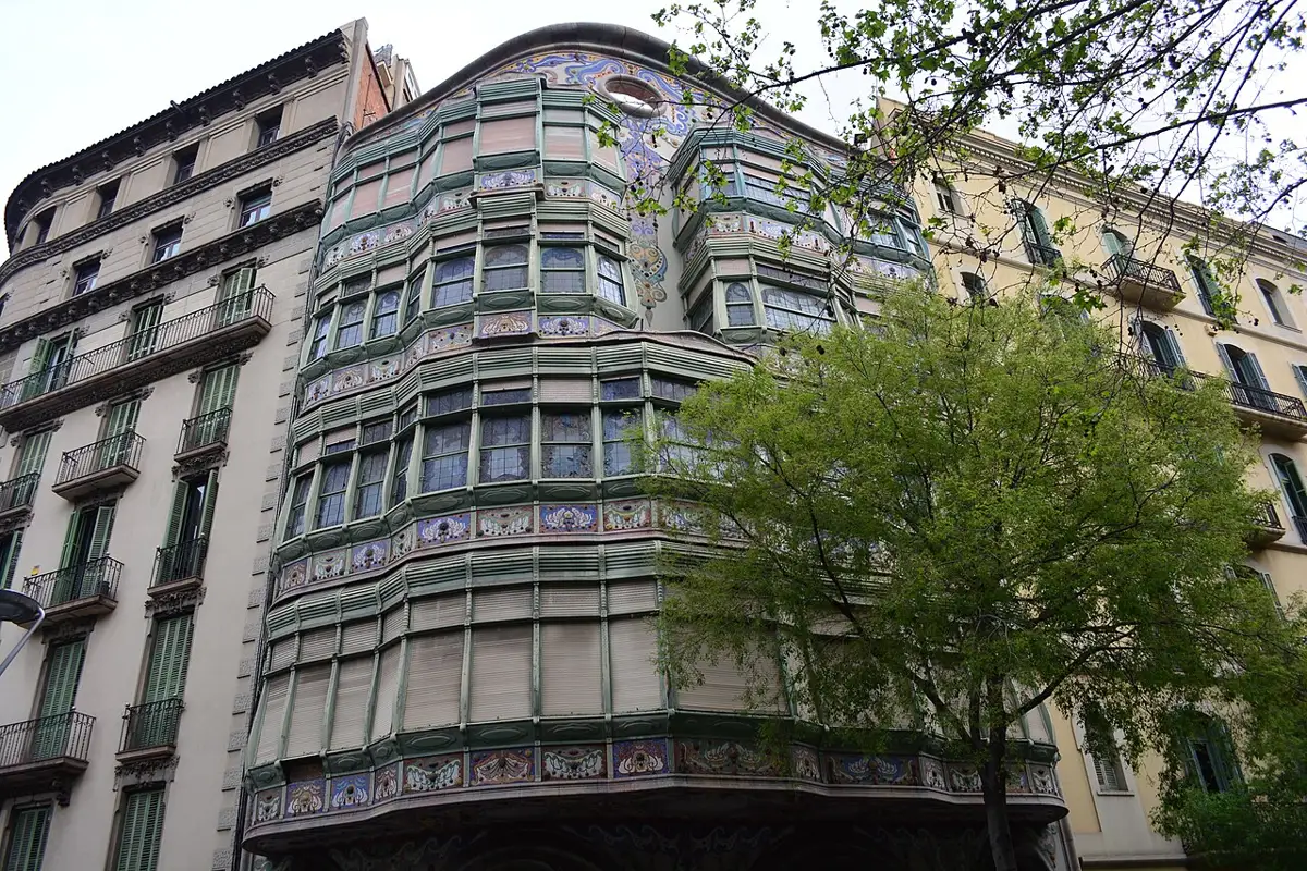 Casa Comalat, фасад на Carrer de Còrsega