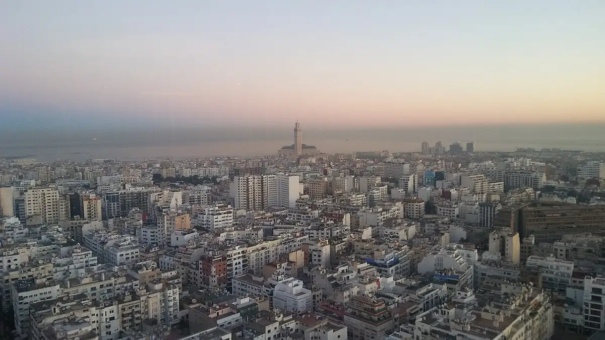 Мечеть Hassan II на рассвете над Атлантическим океаном