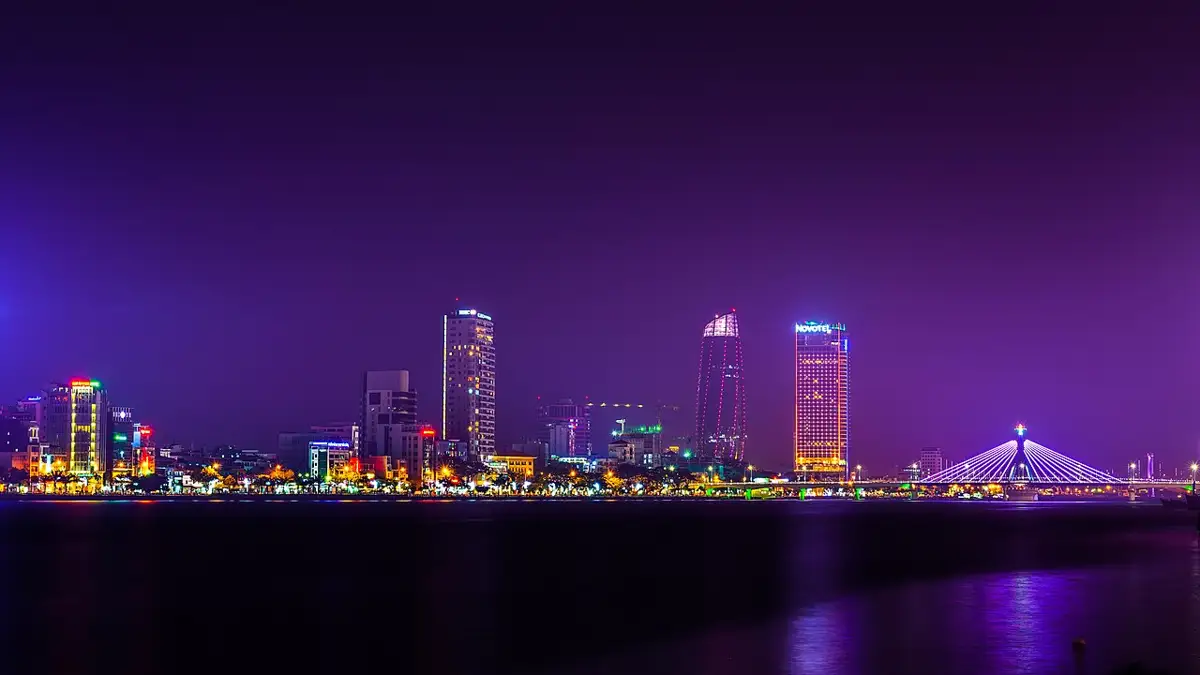 Da Nang at night over the Hàn River