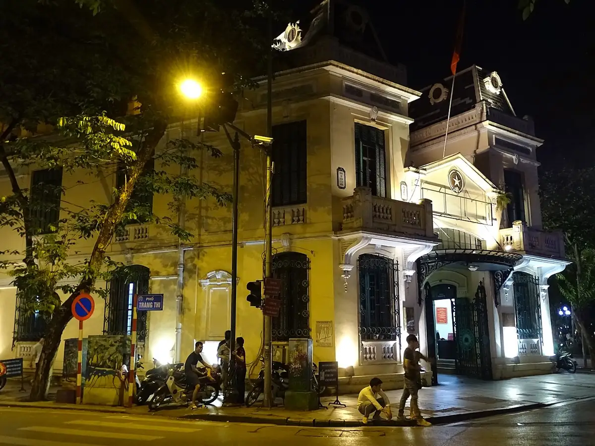 Вечер на Phố Tràng Thi в центре Ханоя