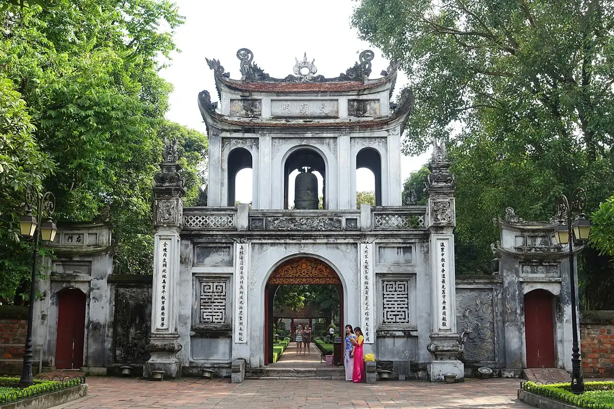 Главные ворота Văn Miếu