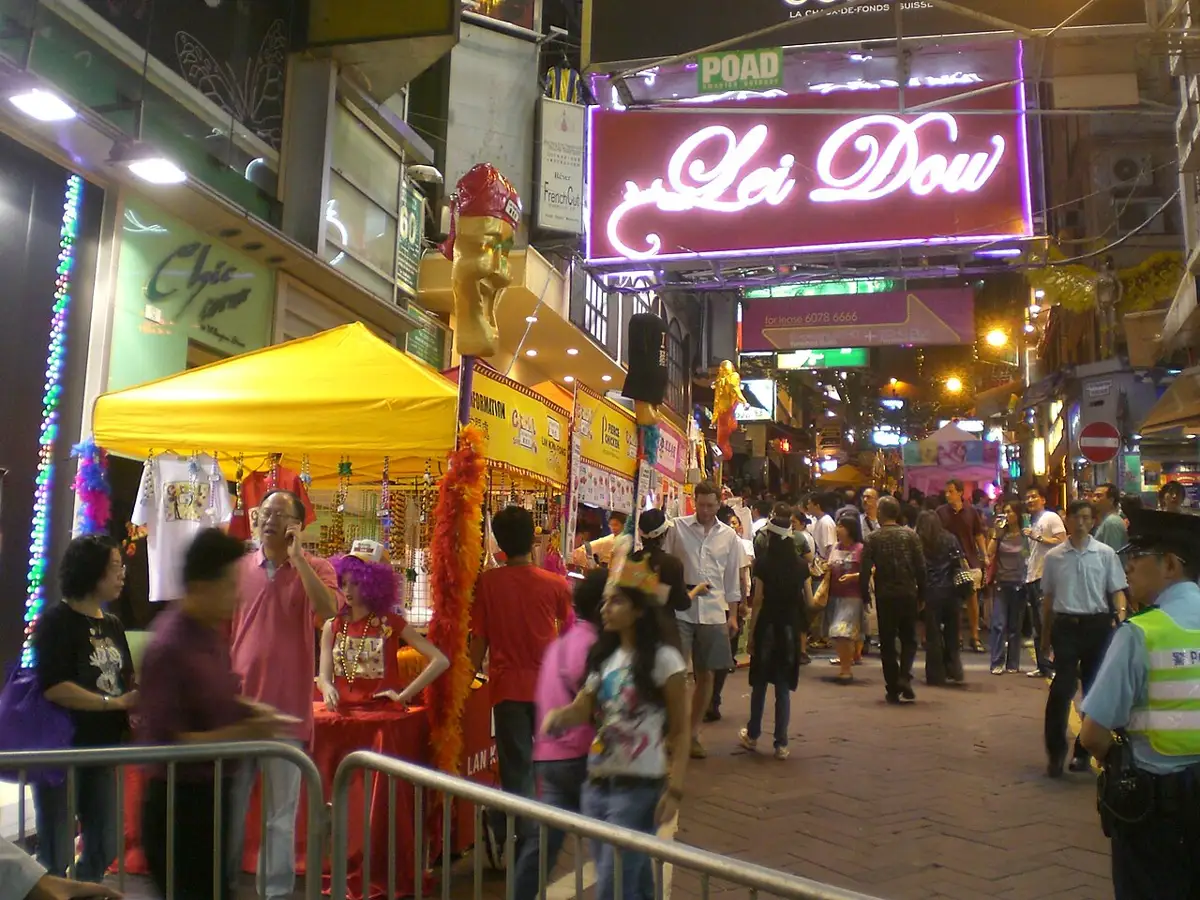 Вечер на D'Aguilar Street в Lan Kwai Fong