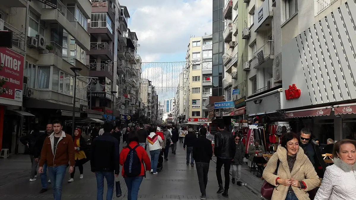 Улица Kıbrıs Şehitleri Caddesi в Alsancak