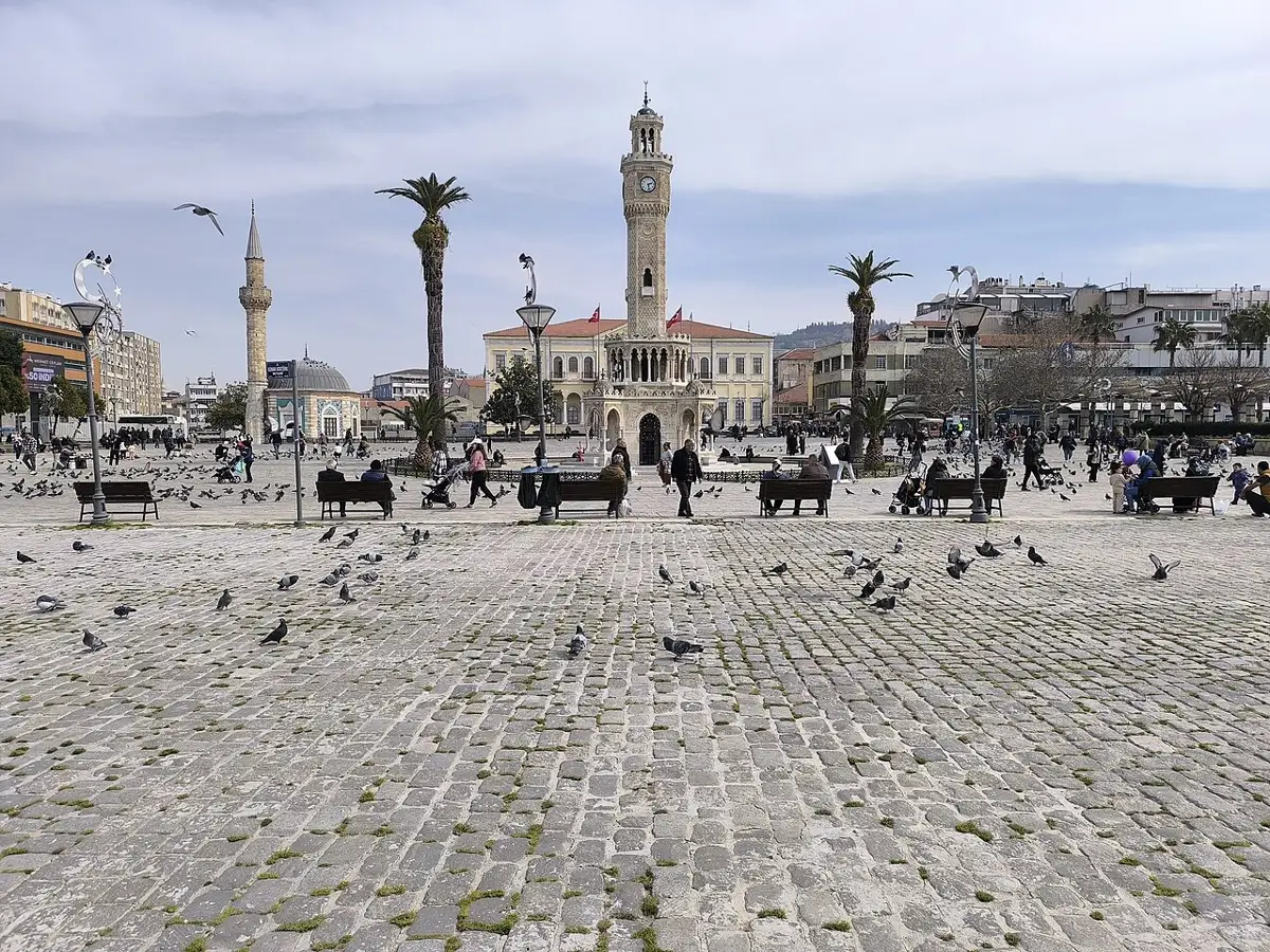 Площадь Konak и часовая башня İzmir Saat Kulesi