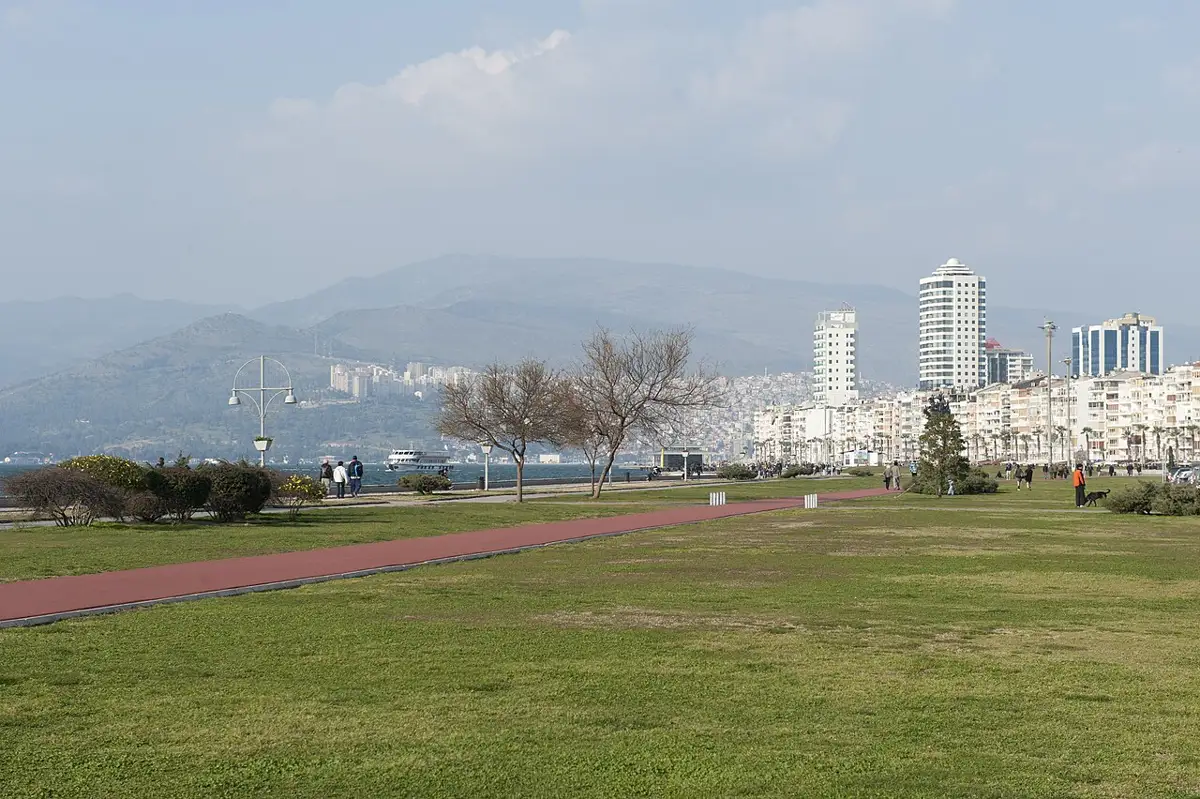 Набережная Kordon в Alsancak