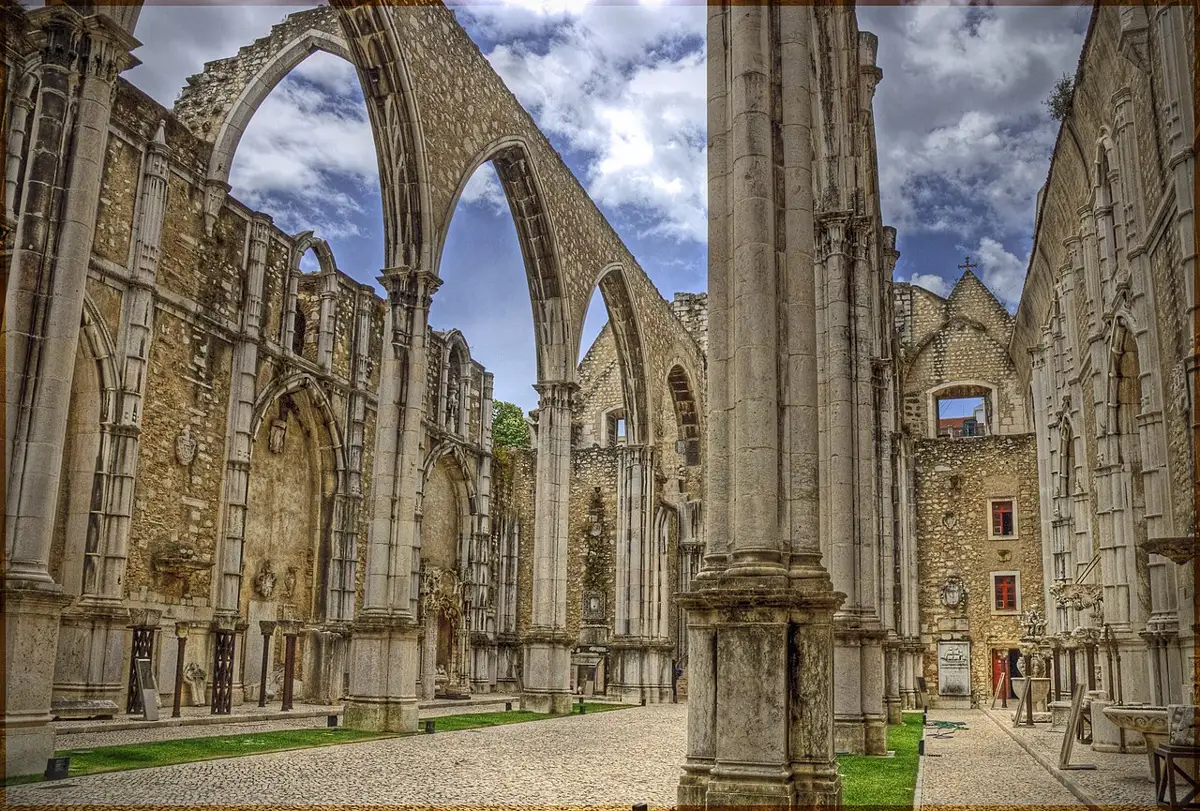 Руины Convento do Carmo