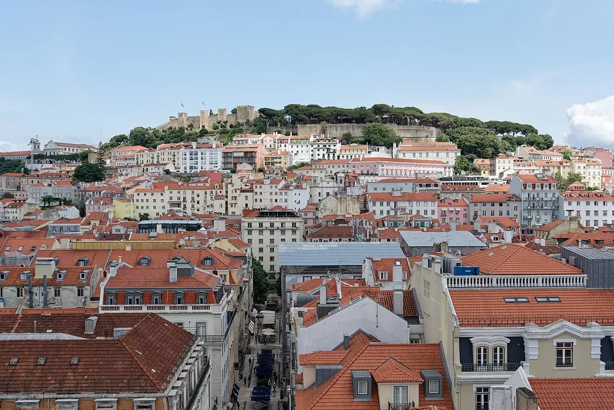 Castelo de São Jorge над крышами Baixa
