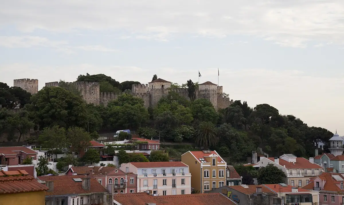 Вид на Castelo de São Jorge с Miradouro da Graça