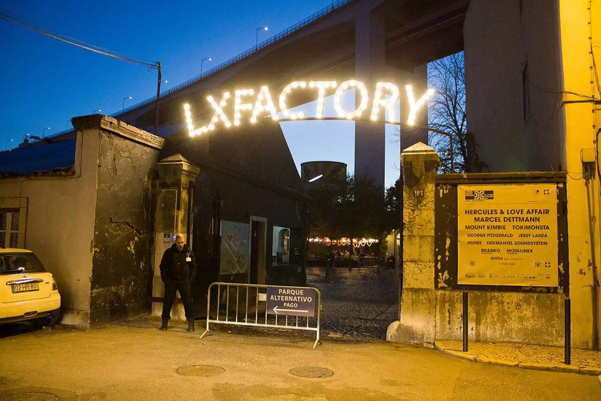 LX Factory вечером