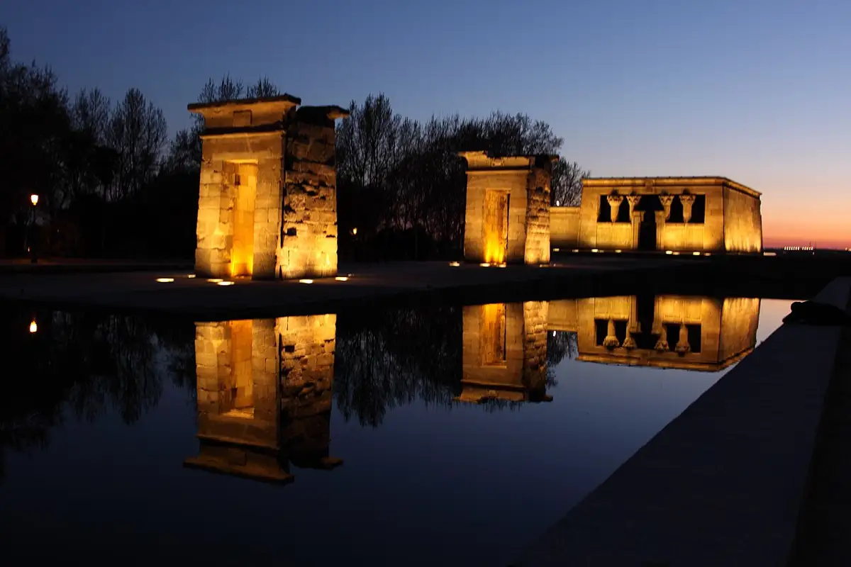 Templo de Debod после заката