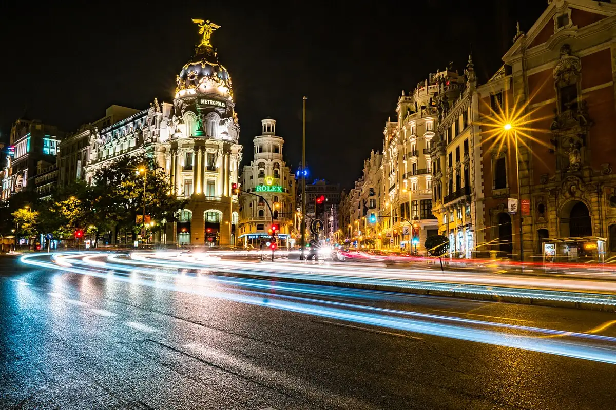 Gran Vía и здание Metrópolis