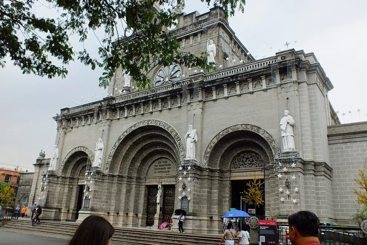 Фасад Manila Cathedral в Intramuros