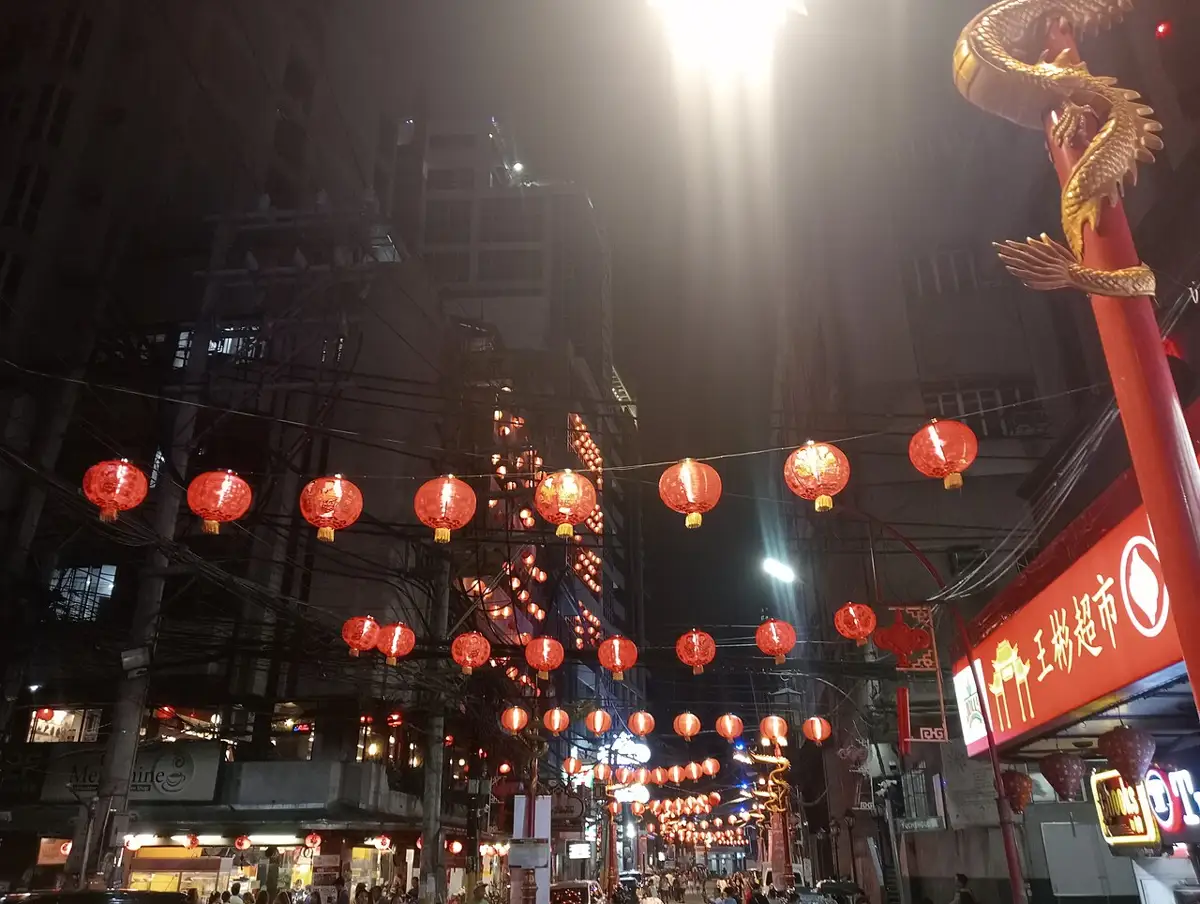 Ongpin Street at night