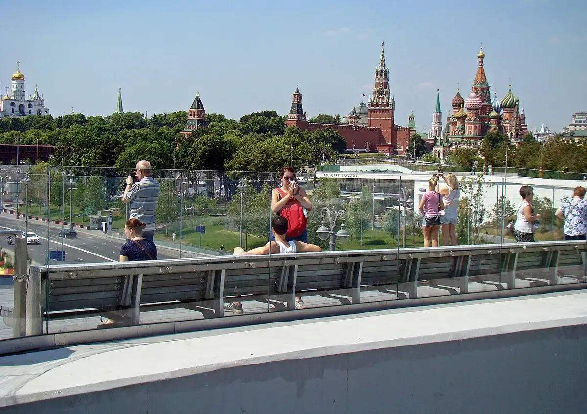 Кремль с парящего моста в парке «Зарядье»