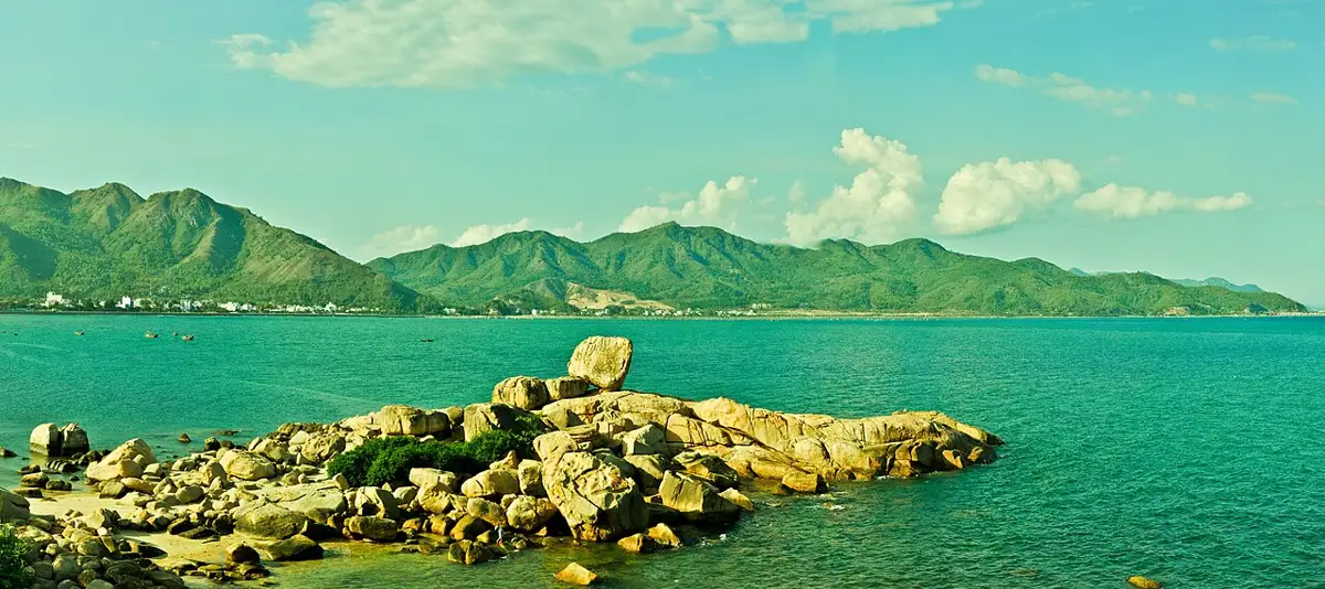 Скалы Hòn Chồng