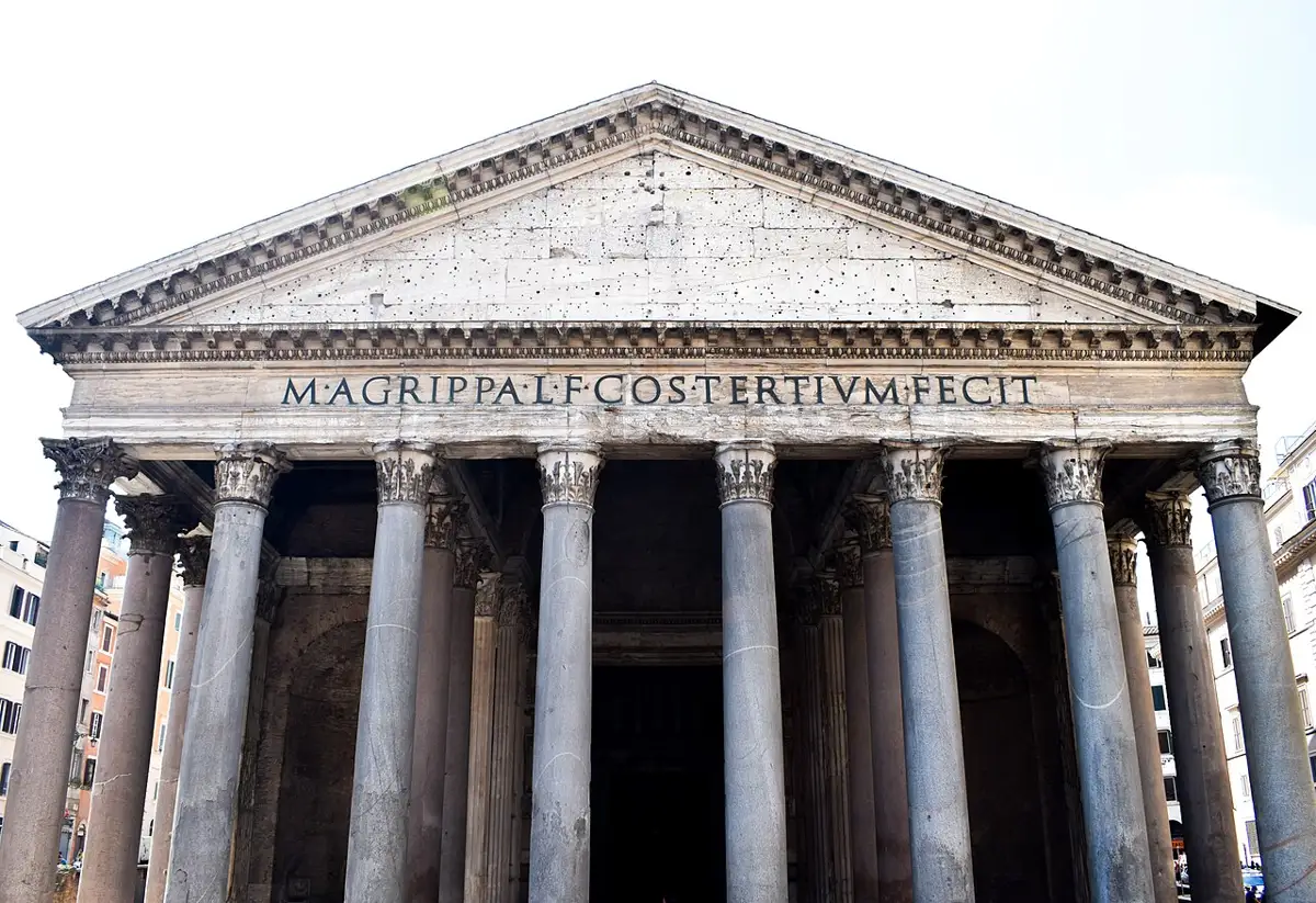 Портик Pantheon на Piazza della Rotonda