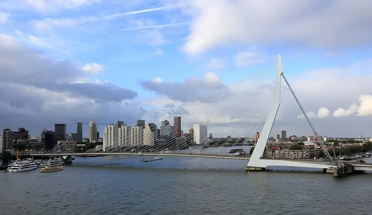 Мост Erasmusbrug через Nieuwe Maas