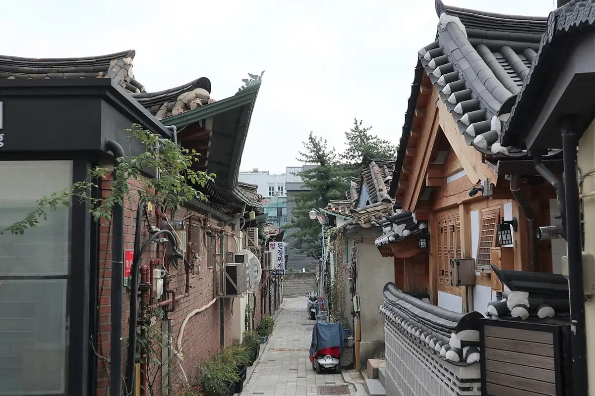 Переулок в Bukchon Hanok Village