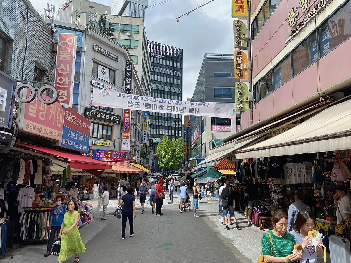 Улица у рынка Namdaemun