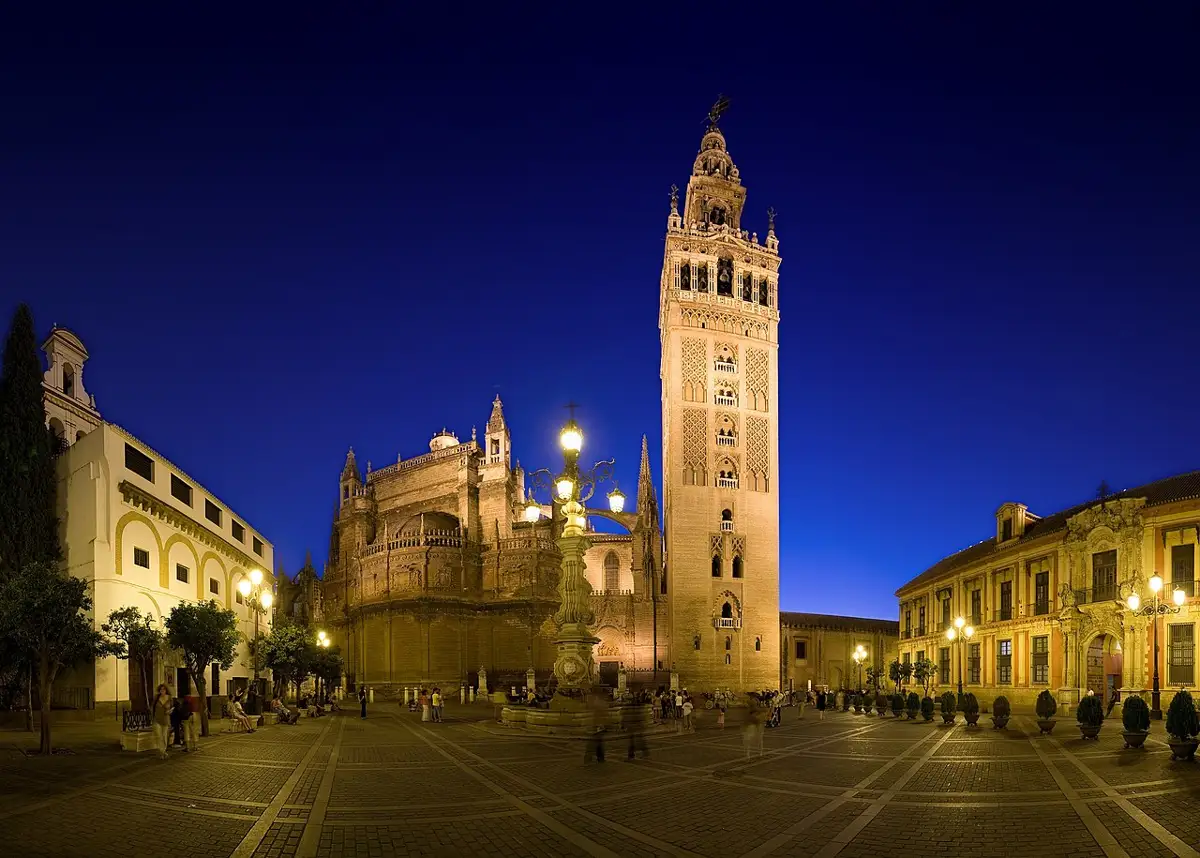 The Giralda over Plaza Virgen de los Reyes