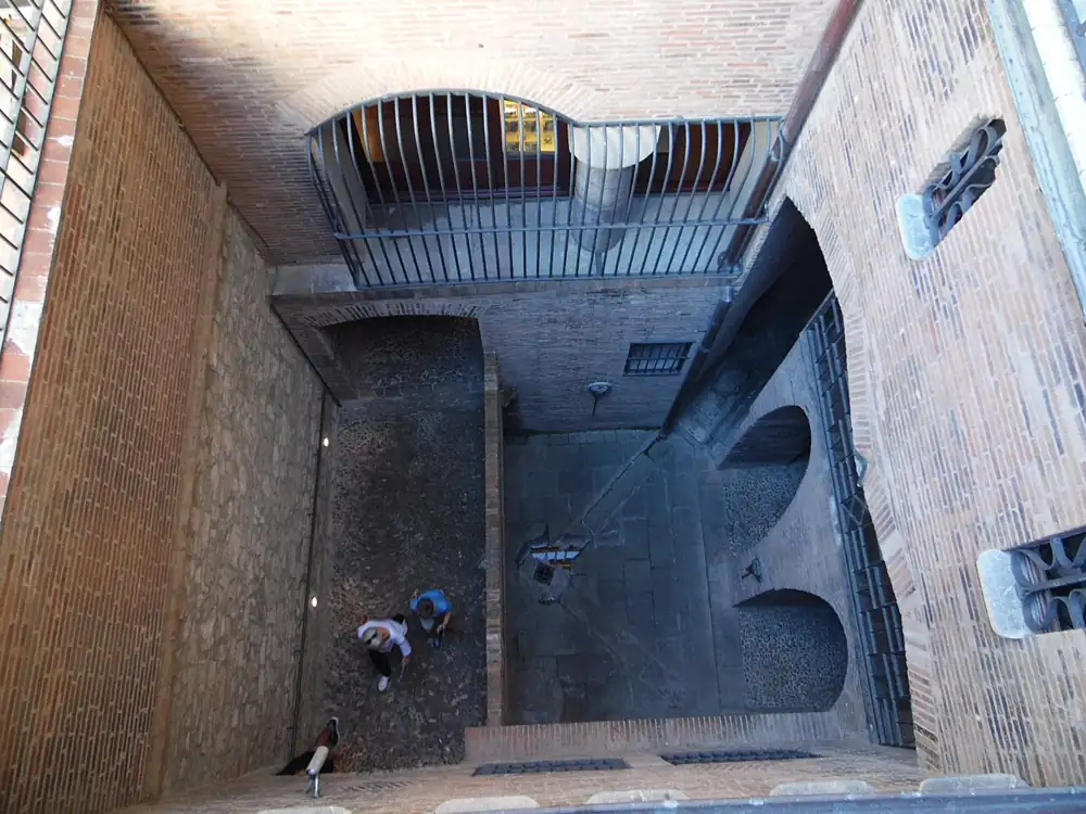 Подвальные конюшни Palau Güell
