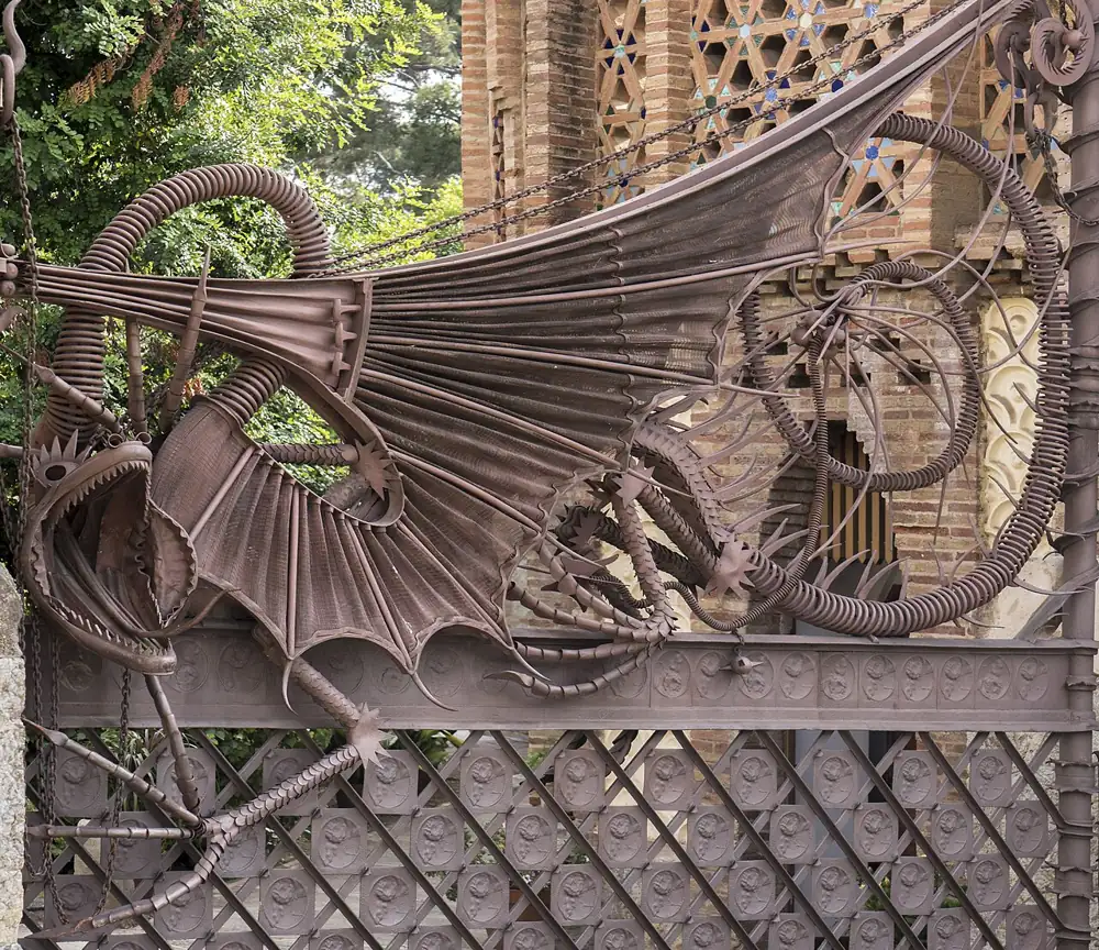 Ворота с драконом у Pavellons Güell